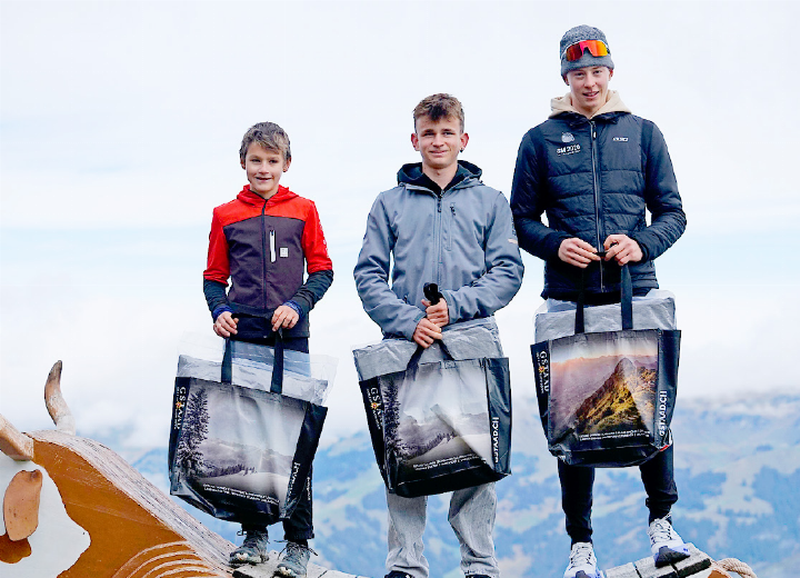 Fabio Feuz (links) aus der Lenk wird als 10-Jähriger gleich Dritter. Das Rinderberg-Kuhpodest lässt Yanis Reichenbach auf Sieger Jonas Zeller herabblicken.