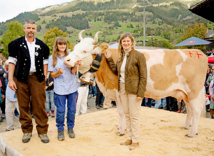 «Miss Lenk 2026» Finia mit OK-Präsident Hölde Trachsel, Helena Galanakis, Geschäftsführerin von Lenk-Simmental Tourismus, und Svenja Zimmermann.      FOTOS: SELINA PERREN, SELINAPHOTOGRAPHY