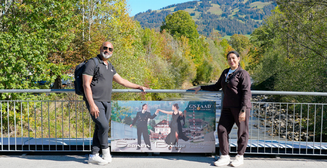 Zwischenstopp in einer Filmkulisse: Für Jasvinder (links) und Manjit Kaur Singh führt die Schweizreise auch zur berühmten Saanen Bridge. FOTOS: MAXIME VÖGELE Zwischenstopp in einer Filmkulisse: Für Jasvinder (links) und Manjit Kaur Singh führt die Schweizreise auch zur berühmten Saanen Bridge. FOTOS: MAXIME VÖGELE