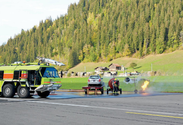 Die Feuerwehr Airport St. Stephan bekämpft mit ihrem Löschfahrzeug die Flammen am nachgebauten Jet.