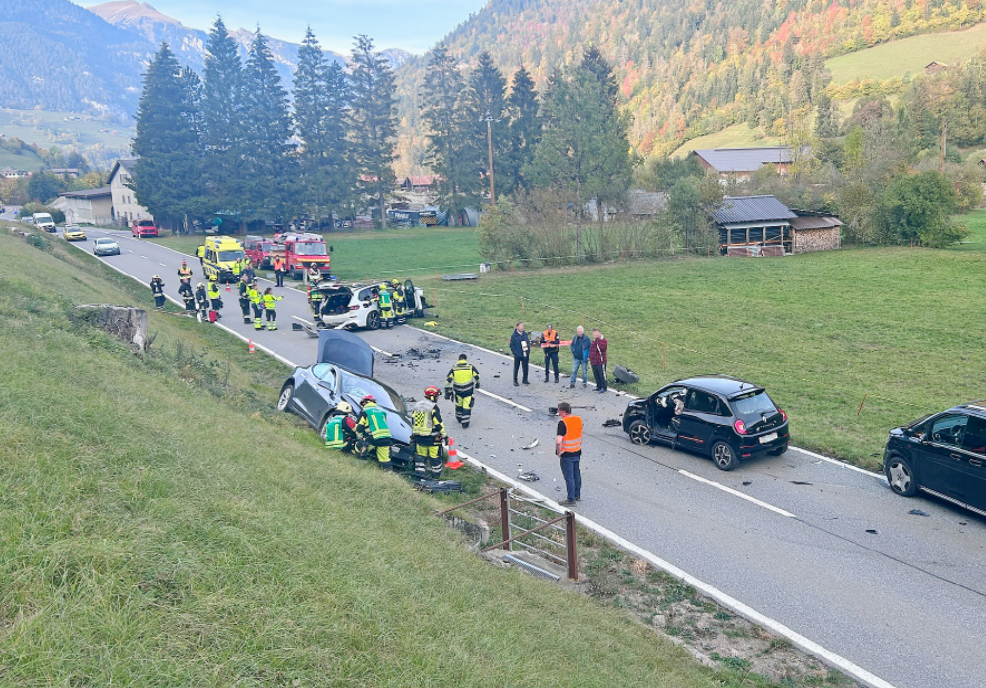 Fünf Verletzte bei seitlicher Frontalkollision mit vier beteiligten Autos - Das Bild wird blockiert. – Möglicherweise durch einen aktiven Adblocker.