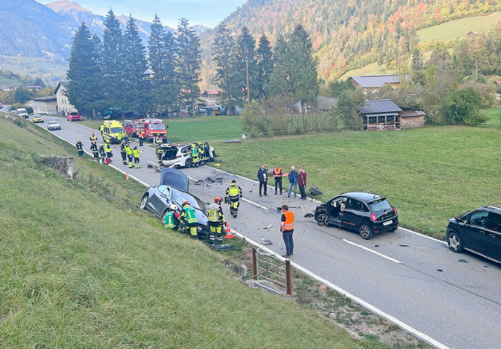 Am Montagabend kam es in Weissenbach zunächst zu einer seitlichen Kollision zwischen zwei Autos und in der Folge zu weiteren Kollisionen, darunter einer seitlichen Frontalkollision. FOTO: KANTONSPOLIZEI BERN
