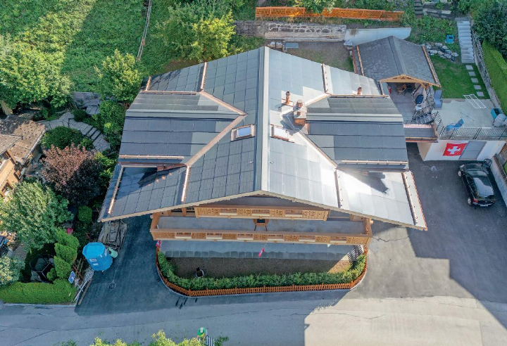 Moderne Solartechnik auf einem traditionellen Chalet im Saanenland.