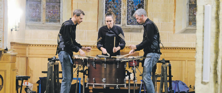 Drei Schlagzeuger bringen die ungewöhnliche Konstruktion namens «Schaukel» zum Klingen. Das Instrument lässt sich während des Spiels in Richtung Publikum kippen. FOTOS: TASHKO TASHEFF Drei Schlagzeuger bringen die ungewöhnliche Konstruktion namens «Schaukel» zum Klingen. Das Instrument lässt sich während des Spiels in Richtung Publikum kippen. FOTOS: TASHKO TASHEFF