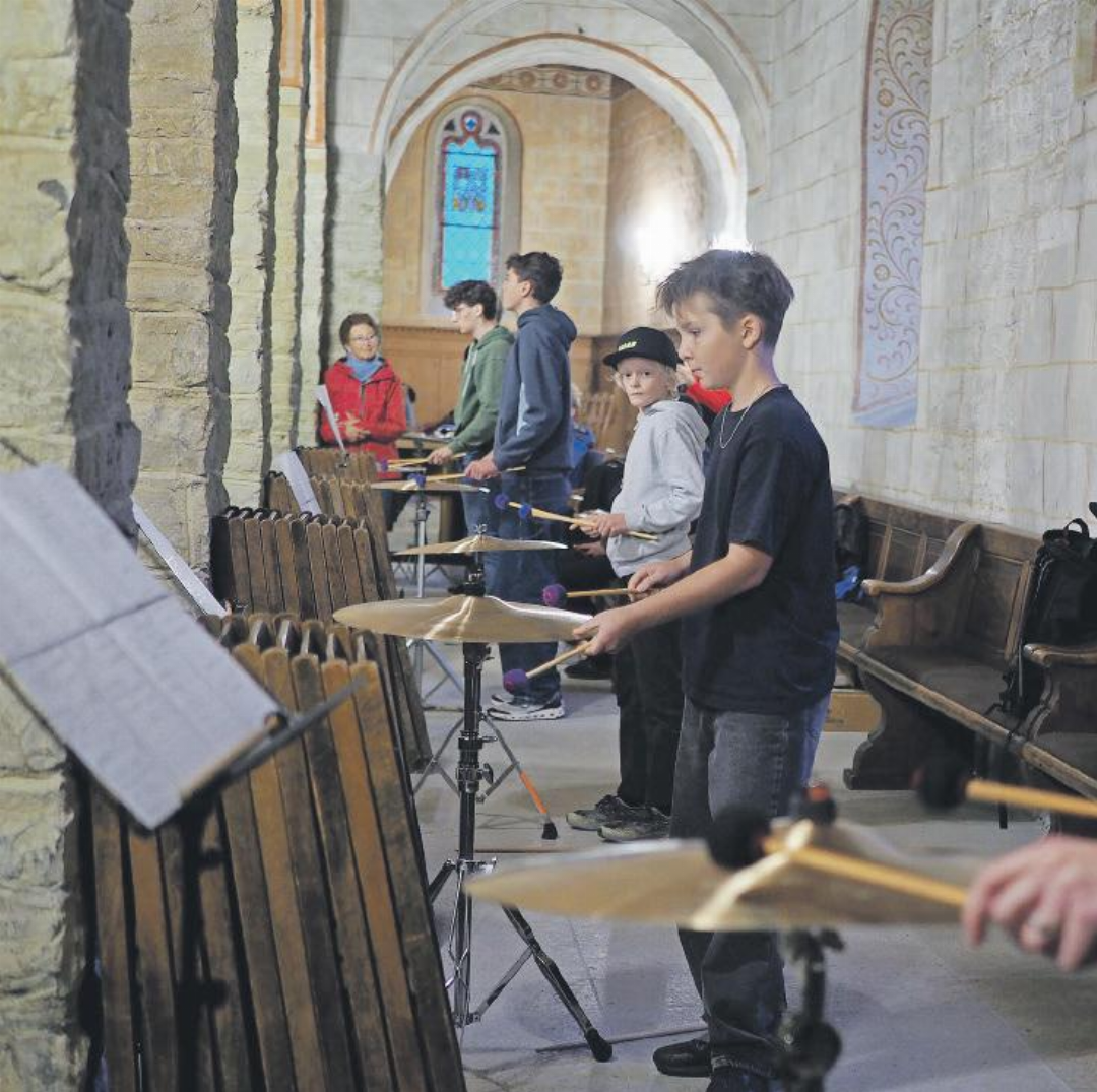 Rund um den Kirchenraum aufgestellte Becken sorgten für ein besonderes Klangerlebnis: Die Töne schienen durch die Kirche zu wandern. Rund um den Kirchenraum aufgestellte Becken sorgten für ein besonderes Klangerlebnis: Die Töne schienen durch die Kirche zu wandern.
