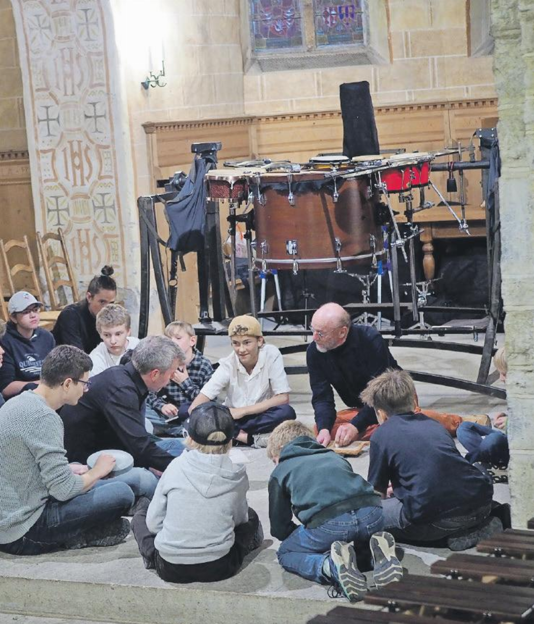 Ungewöhnliche Klänge: Gemeinsam mit Stéphane Borel entlockten die jungen Musikerinnen und Musiker fl achen Steinen überraschende Töne. Ungewöhnliche Klänge: Gemeinsam mit Stéphane Borel entlockten die jungen Musikerinnen und Musiker fl achen Steinen überraschende Töne.