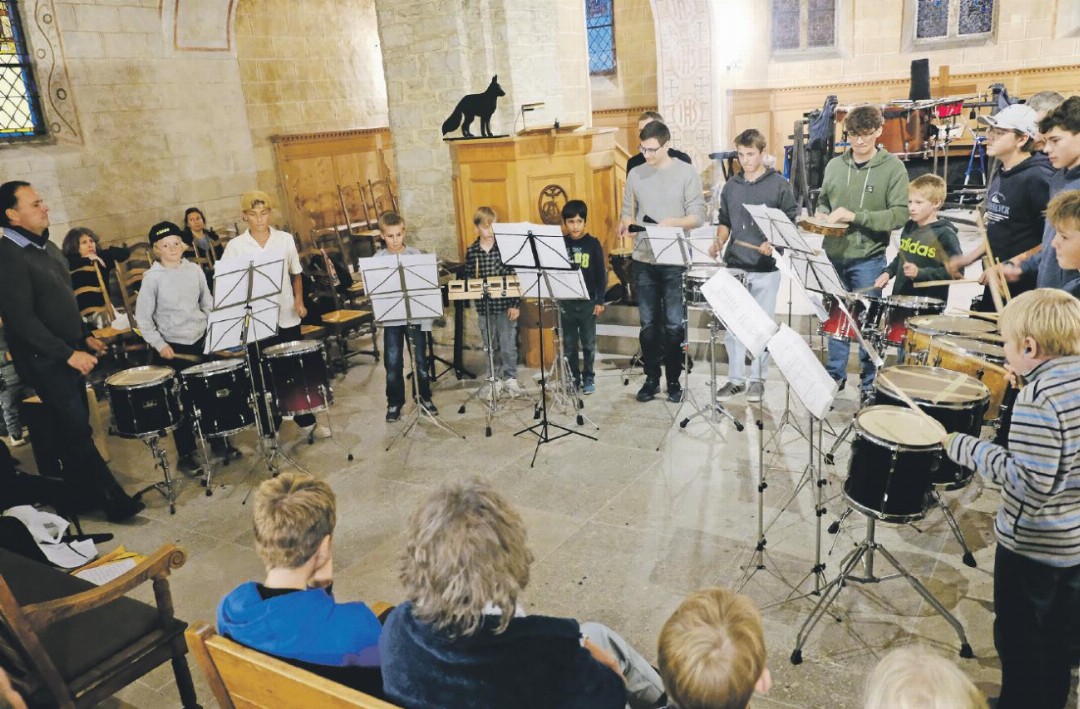 Trommeln, Becken und weitere Schlaginstrumente erfüllten die Kirche Rougemont mit vielfältigen Rhythmen. Trommeln, Becken und weitere Schlaginstrumente erfüllten die Kirche Rougemont mit vielfältigen Rhythmen.