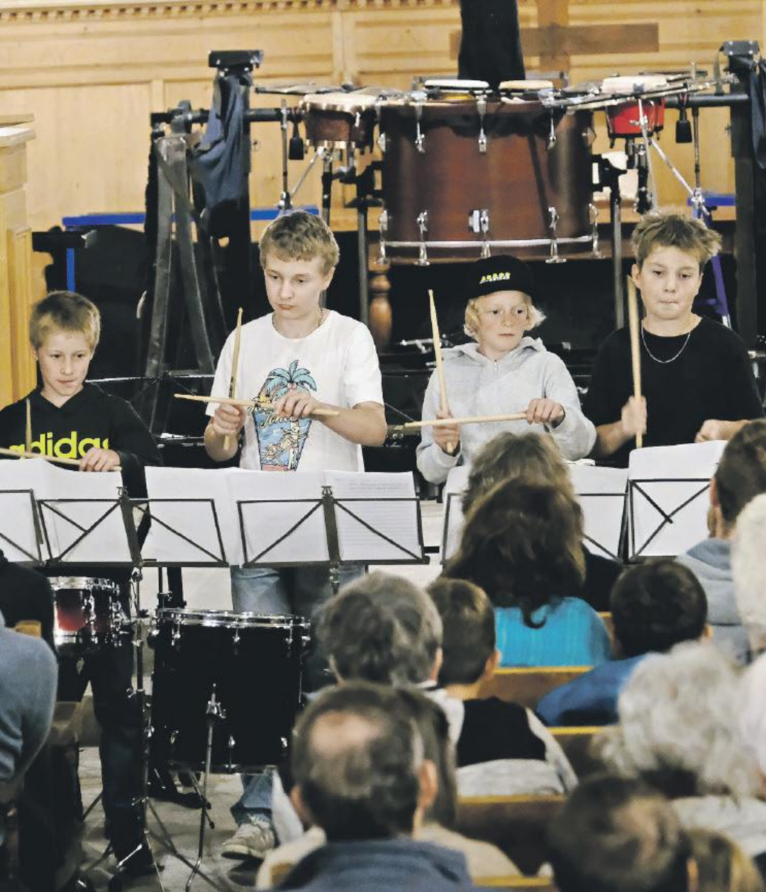 Mit viel Konzentration und Rhythmusgefühl zeigten die jungen Schlagzeuger der Musikschule Saanenland-Obersimmental ihr Können. Mit viel Konzentration und Rhythmusgefühl zeigten die jungen Schlagzeuger der Musikschule Saanenland-Obersimmental ihr Können.