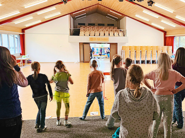 Die erste Probe der «MSSO Kids Singers» im Gemeindesaal Zweisimmen.       FOTO: ZVG