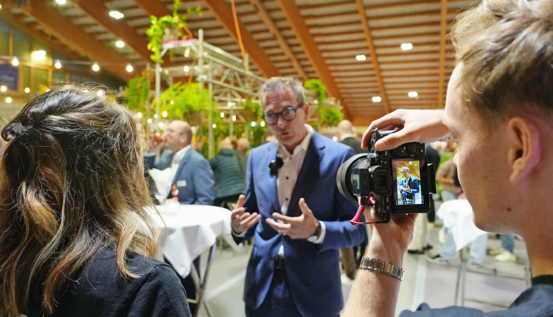 Jocelyne Page und Marco Minnig vom «Anzeiger von Saanen» sorgten mit der Mediabox für Einblicke ins Messegeschehen.
FOTOS: SONJA WOLF Jocelyne Page und Marco Minnig vom «Anzeiger von Saanen» sorgten mit der Mediabox für Einblicke ins Messegeschehen.
FOTOS: SONJA WOLF