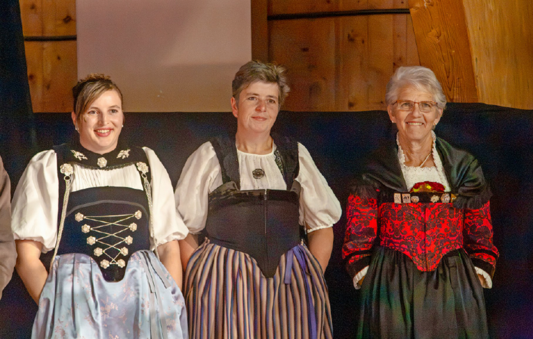 Denise Mösching, Yvonne Haldi, Barbara Kohli wurden geehrt für den Kleinen Prix Walo, den das Kinderchörli Saanenland gewonnen hatte. FOTOS: JOCELYNE PAGE Denise Mösching, Yvonne Haldi, Barbara Kohli wurden geehrt für den Kleinen Prix Walo, den das Kinderchörli Saanenland gewonnen hatte. FOTOS: JOCELYNE PAGE