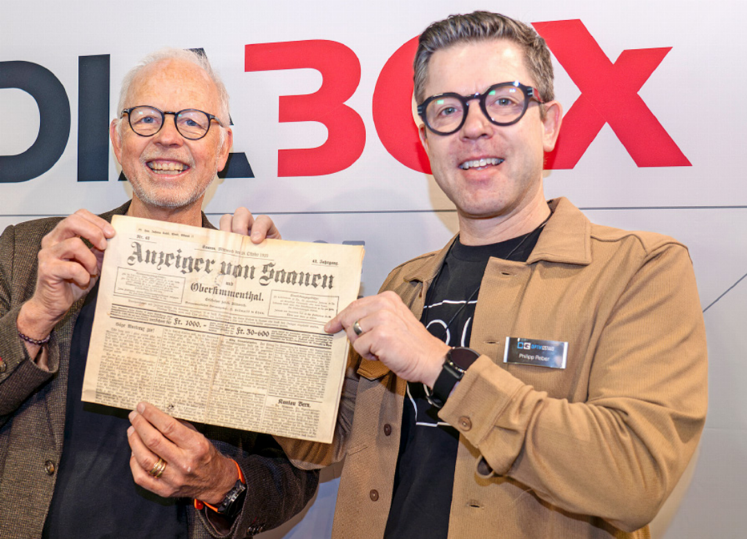 Messepräsident Philipp Reber fand in seinem Archiv eine Ausgabe des «Anzeigers von Saanen» vom 24. Oktober 1923. Auf den Tag genau 103 Jahre später zeigt er das historische Exemplar gemeinsam mit Verleger Frank Müller. Messepräsident Philipp Reber fand in seinem Archiv eine Ausgabe des «Anzeigers von Saanen» vom 24. Oktober 1923. Auf den Tag genau 103 Jahre später zeigt er das historische Exemplar gemeinsam mit Verleger Frank Müller.