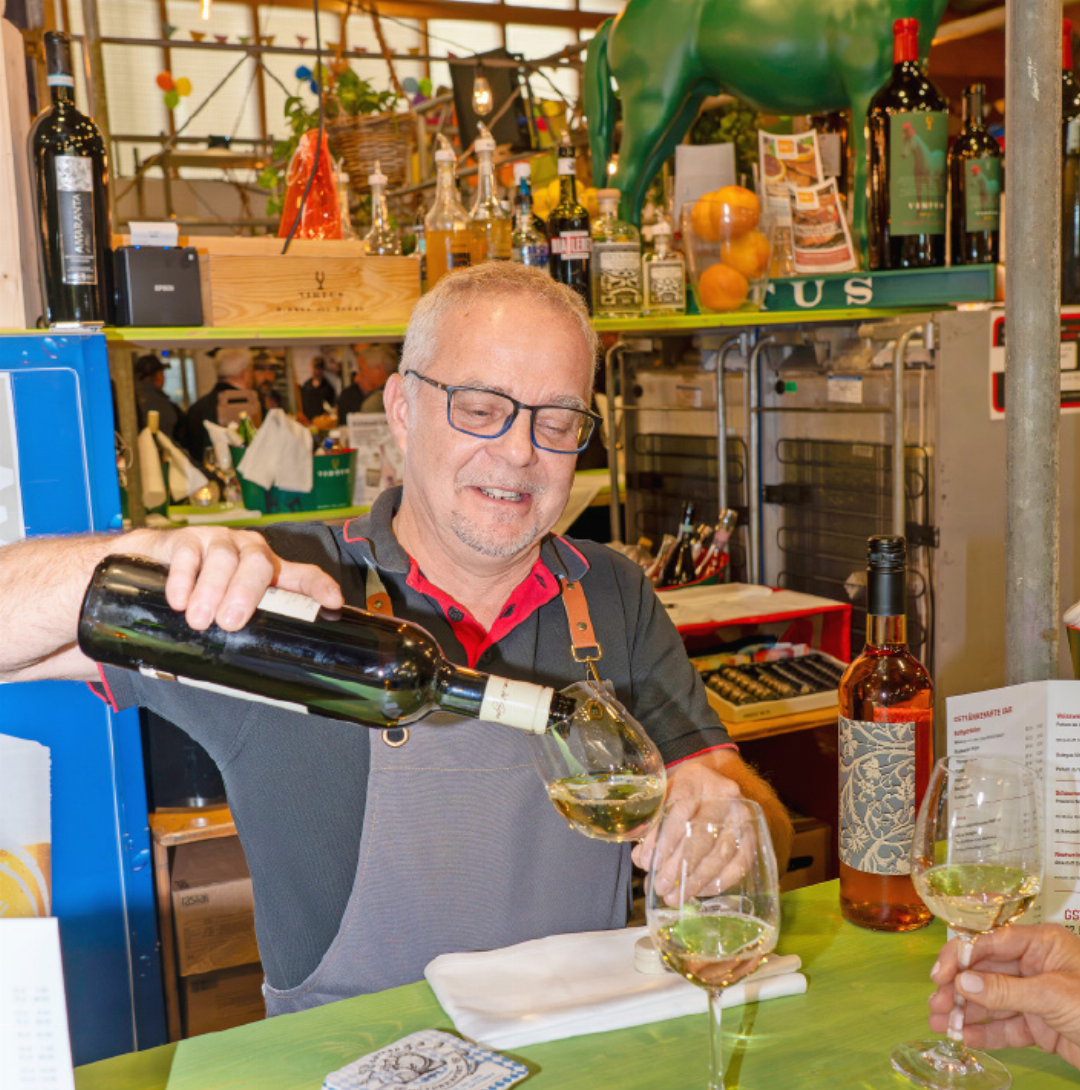 Dirk Hergesell beim Ausschank. Fünf Gastronomiebetriebe sorgten gemeinsam für das kulinarische Angebot der Messe. Dirk Hergesell beim Ausschank. Fünf Gastronomiebetriebe sorgten gemeinsam für das kulinarische Angebot der Messe.