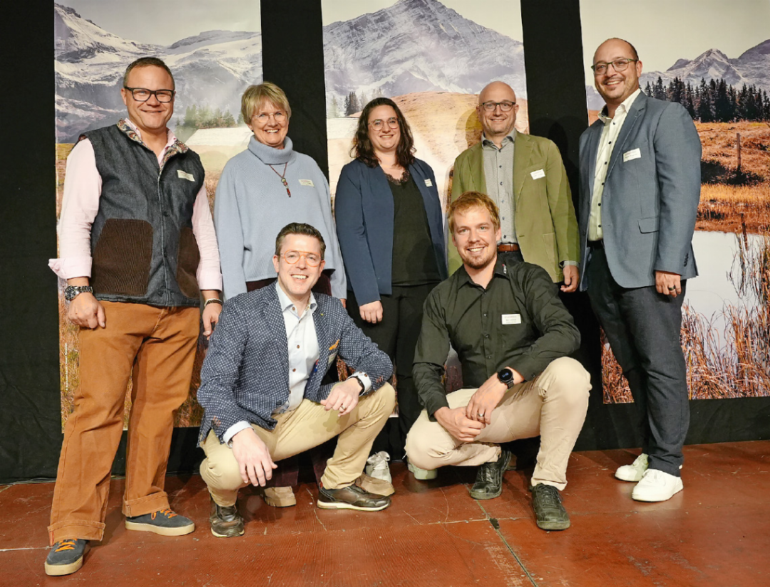 Geschafft! Der Vorstand freut sich über die gelungene Gstaader Messe 2026: (stehend von links) Beat Mösching, Eliane Behrend, Nathalie Deppeler, Stefan von Grünigen, Adrian di Camillo, (vorne von links) Philipp Reber und Marc Schmid. FOTO: SONJA WOLF Geschafft! Der Vorstand freut sich über die gelungene Gstaader Messe 2026: (stehend von links) Beat Mösching, Eliane Behrend, Nathalie Deppeler, Stefan von Grünigen, Adrian di Camillo, (vorne von links) Philipp Reber und Marc Schmid. FOTO: SONJA WOLF