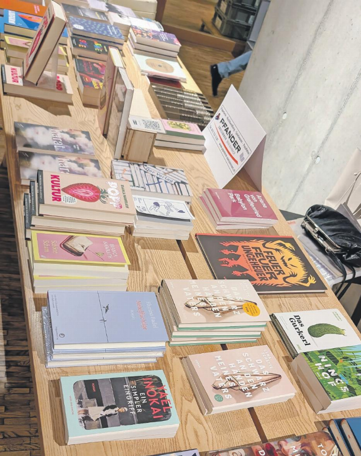 Die Vielfalt auf dem Büchertisch war so gross wie die Vorlesungen; es war für alle etwas dabei. Die Vielfalt auf dem Büchertisch war so gross wie die Vorlesungen; es war für alle etwas dabei.