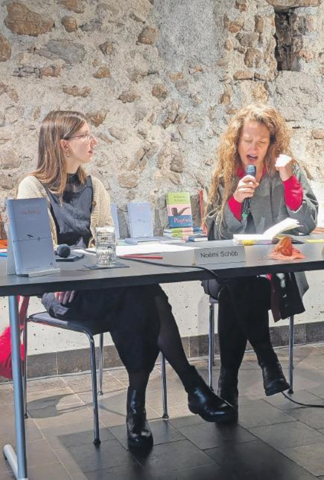 Noëmi Schöb spricht mit Flurina Badel über die Auswirkungen von Tourismus und Immobilienverkäufen im Unterengadin. Noëmi Schöb spricht mit Flurina Badel über die Auswirkungen von Tourismus und Immobilienverkäufen im Unterengadin.