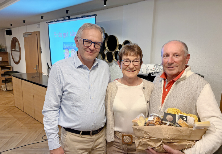 Der Präsident des BOSV Ex-Klusiv Clubs dankt Ursi und Rolf Zanini-Glur für den Vortrag. FOTO: MARKUS MATTI Der Präsident des BOSV Ex-Klusiv Clubs dankt Ursi und Rolf Zanini-Glur für den Vortrag. FOTO: MARKUS MATTI