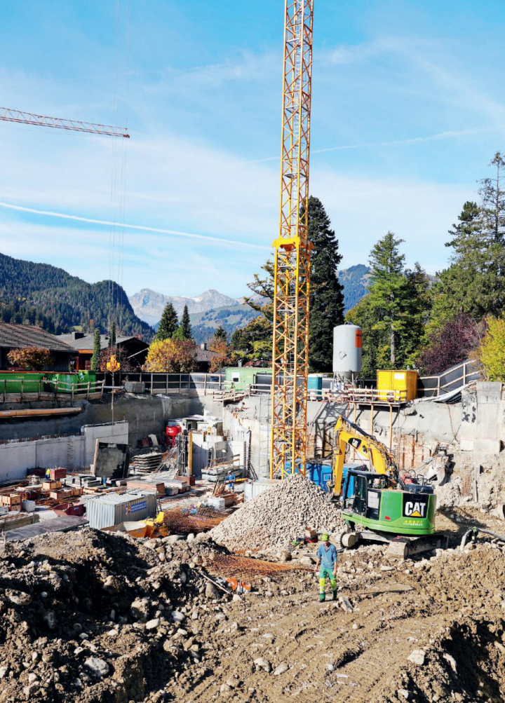 Kräne, Aushübe, Baustellen: Das Gstaader Dorfbild ist aktuell von mehreren Baustellen geprägt. Und wo gebaut wird, braucht es meistens eine Deponie, um beispielsweise den Aushub des Erdreiches deponieren zu können.      FOTOS: MAXIME VÖGELE