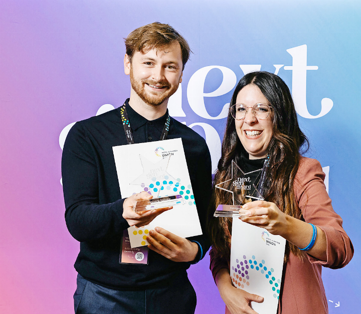 Tom Walter wurde als «Next Gen Rockstar» für sein innovatives Führungsmodell ausgezeichnet, Daniela Rieder als «Next Gen Mentor» für ihr Engagement in der Nachwuchsförderung. FOTO: HOTEL_UND_GASTRO_UNION